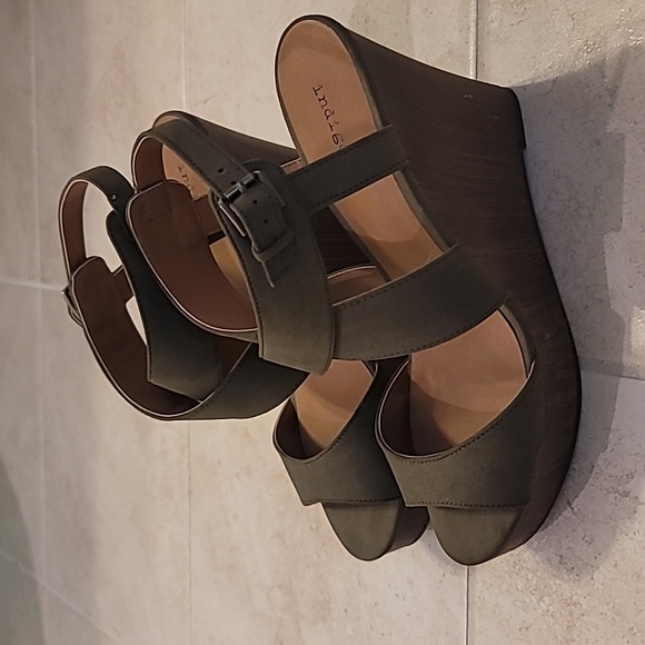 Sandals - Picture 2 of 3